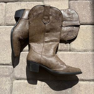 Womens 8.5 Roper Western boots. Worn once for Halloween.